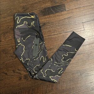 NWT Noli Women’s Charcoal and Gold Patterned Leggings Size Large